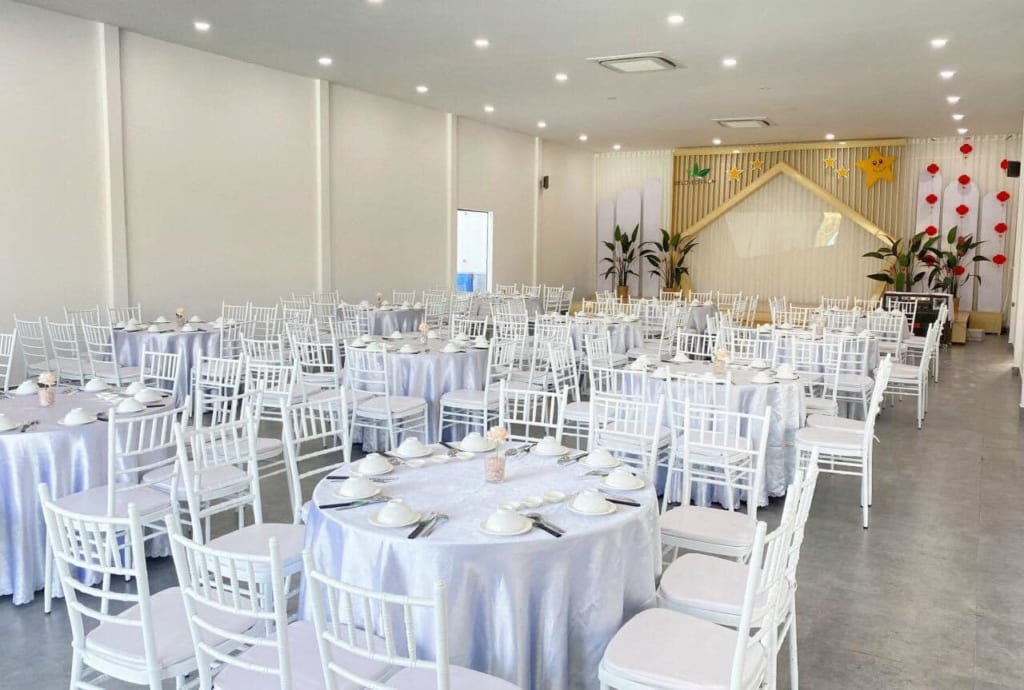 So Sánh Ghế Tiffany Và Ghế Banquet: Lựa Chọn Nào Đỉnh Cao Cho Sự Kiện 2026 1 Thuê ghế tiffany